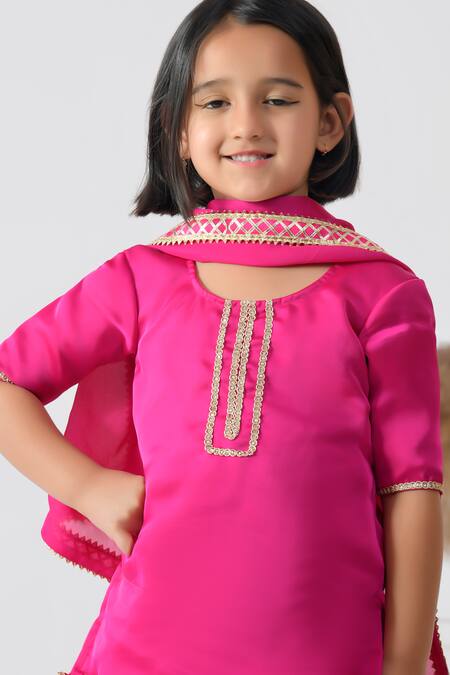 Bannhi By Priyanka Rathore_Magenta Satin Gota Patti Embellished Kurta Set _at_Aza_Fashions