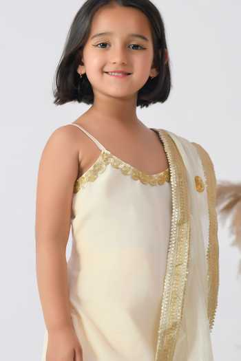 Bannhi By Priyanka Rathore_Ivory Crepe, Chiffon Gota Patti, Sequins Floral Embellished Kurta Set _at_Aza_Fashions
