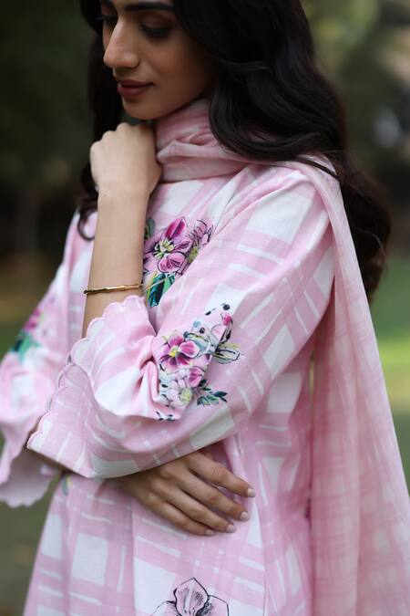 Buy_Roza_Pink Linen Embroidery Open Neck Checkered Floral Kurta Set 