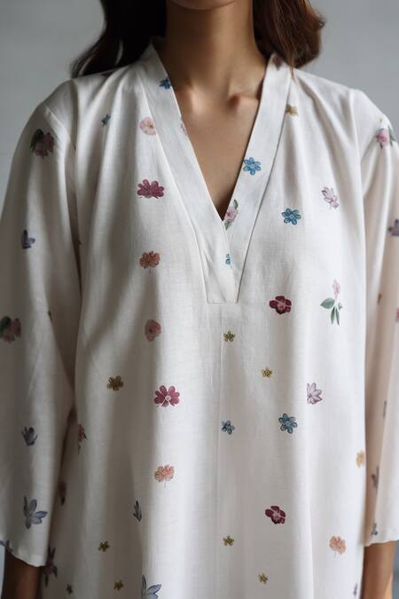 Buy_Roza_Ivory Linen V-neck Botanical Print Kurta And Pant Set 