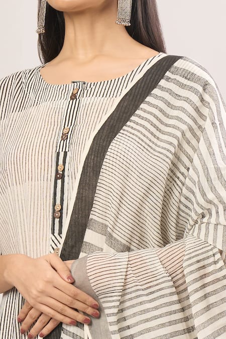 Buy_Banana Labs_Black Cotton Round Neck And White Abstract Stripe Kurta Set 