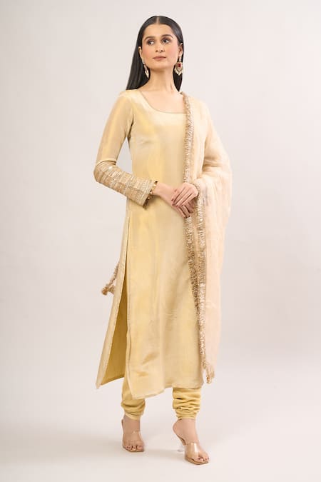 Buy_Roze_Gold Chiffon Lace Scoop Neck Embellished Kurta Set 