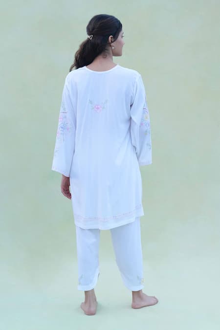 Shop Jyoti Bansal White Linen, Cotton Embroidery, Pearls, Cut Work Round Flower Bouquet Kurta Set at Aza Fashions Shop_Jyoti Bansal_White Linen, Cotton Embroidery, Pearls, Cut Work Round Flower Bouquet Kurta Set _at_Aza_Fashions