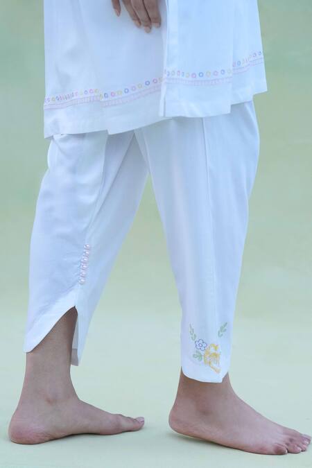 Jyoti Bansal White Linen, Cotton Embroidery, Pearls, Cut Work Round Flower Bouquet Kurta Set Online at Aza Fashions Jyoti Bansal_White Linen, Cotton Embroidery, Pearls, Cut Work Round Flower Bouquet Kurta Set _Online_at_Aza_Fashions