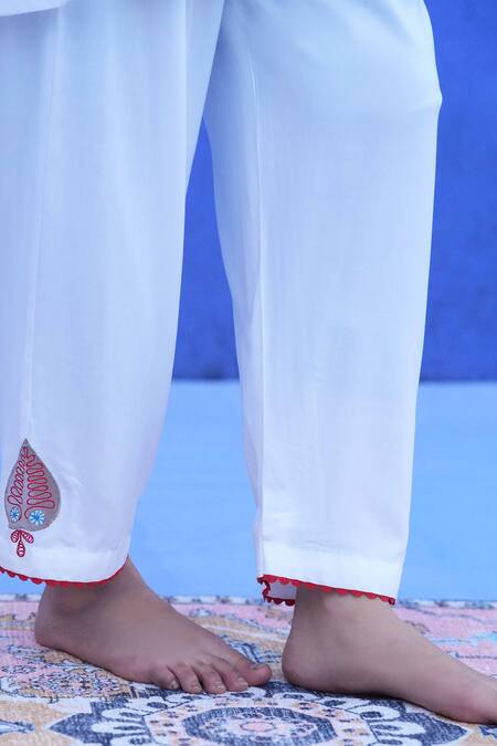 Shop_Jyoti Bansal_White Linen Embroidery, Lace, Beads Split V-neck Floral Kurta Set _Online_at_Aza_Fashions