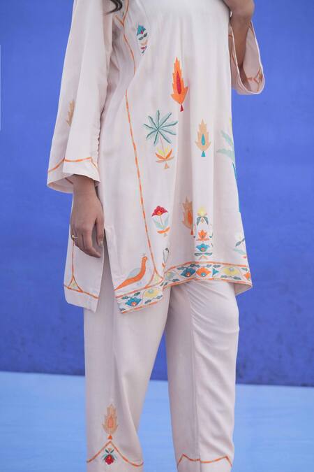 Buy_Jyoti Bansal_Beige Linen, Lace Embroidery Round Neck Mughal Floral Kurta Set _Online_at_Aza_Fashions