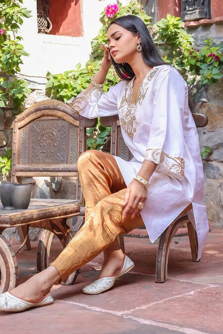 Shop_Brahmand By Vertika Kalra_Ivory Silk Embroidery, Zari Kurta And Pant Set 
