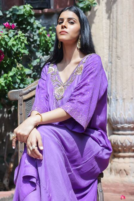 Brahmand By Vertika Kalra_Purple Muslin Embroidery V-neck Floral Kaftan And Pant Set _at_Aza_Fashions
