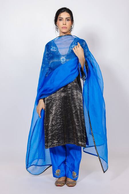 Buy_Brahmand By Vertika Kalra_Black Silk Embroidery Round Neck Floral Kurta Set _Online_at_Aza_Fashions