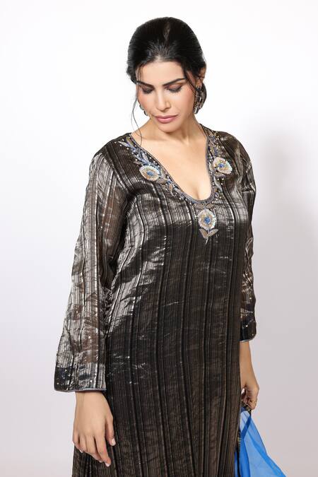 Brahmand By Vertika Kalra_Black Silk Embroidery Round Neck Floral Kurta Set _at_Aza_Fashions