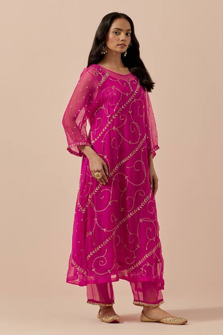 Ikshita Choudhary_Magenta Organza, Chanderi Embroidery Round Neck Bloom Pattern Kurta Set _Online_at_Aza_Fashions