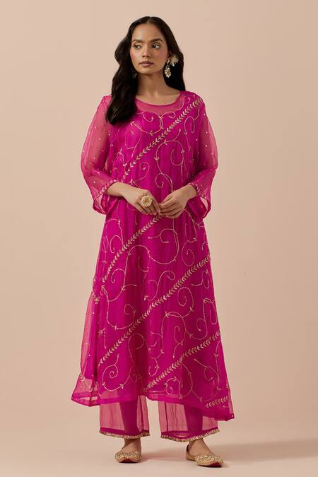 Ikshita Choudhary_Magenta Organza, Chanderi Embroidery Round Neck Bloom Pattern Kurta Set _at_Aza_Fashions