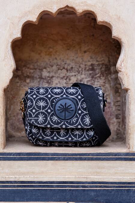 Buy_Grassroot By Anita Dongre_Black Woven Dhurrie Crossbody Bag 