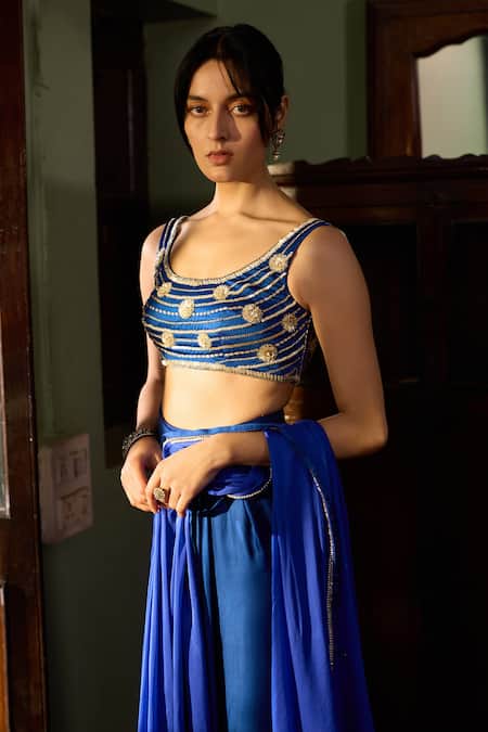 Buy_Zoon_Blue Satin, Crepe Embroidery Round Neck Aari Bloom Pre-draped Saree Set 