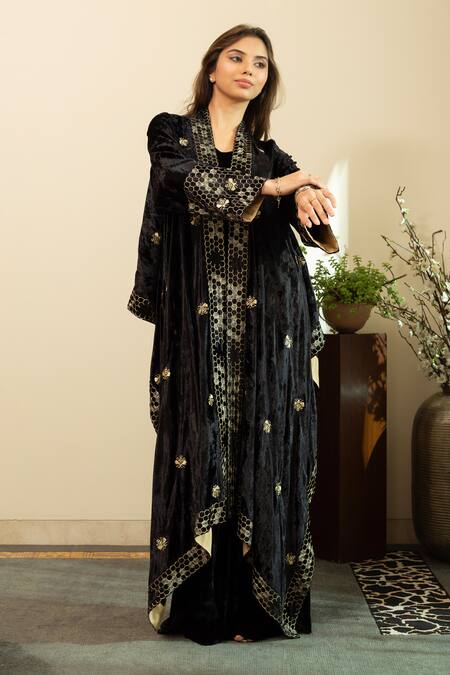 Buy_House Of Inari_Black Honey Bee Embroidered Cape 