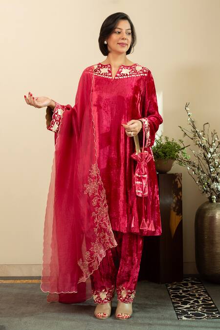 Buy_House Of Inari_Pink Velvet, Maheshwari Embroidery Round Neck Flared Sleeve Parsi Gara Kurta Set 