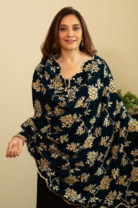 House Of Inari Blue Scallop Border Velvet Stole Online at Aza Fashions House Of Inari_Blue Scallop Border Velvet Stole _Online_at_Aza_Fashions