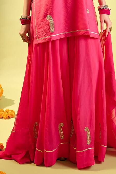 Komal Shah_Pink Cotton Embroidery, Zari V-neck Hand Kurta And Palazzo Set _Online_at_Aza_Fashions