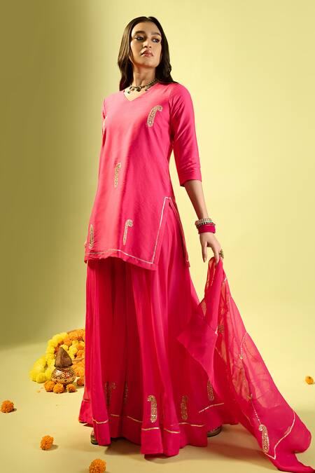 Buy_Komal Shah_Pink Cotton Embroidery, Zari V-neck Hand Kurta And Palazzo Set _Online_at_Aza_Fashions