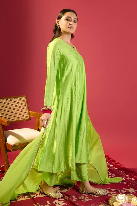 Buy_Komal Shah_Green Cotton Embroidery V-neck Parrot Kurta Set _Online_at_Aza_Fashions