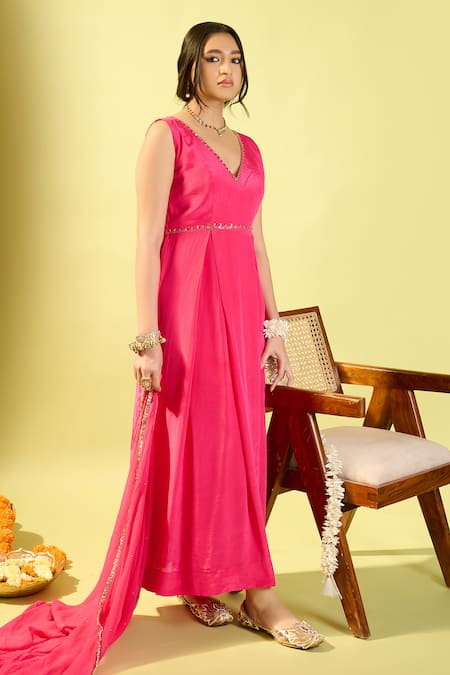 Komal Shah_Pink Crepe, Georgette Embroidery V-neck Hot Box Pleat Kurta Set With Dupatta _Online_at_Aza_Fashions
