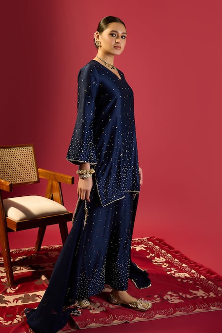 Buy_Komal Shah_Navy Organza, Chanderi Sequins, Embroidery V-neck Blue Hand Kurta Set _Online_at_Aza_Fashions