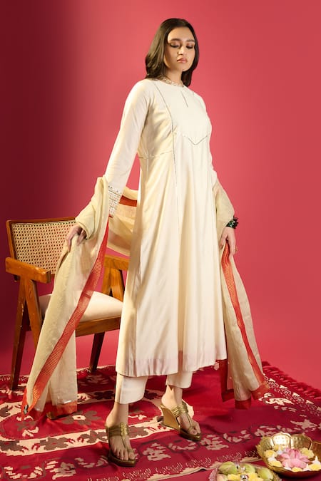 Buy_Komal Shah_Off White Cotton Gota Patti Keyhole Neck Sleeve Kurta Set _Online_at_Aza_Fashions