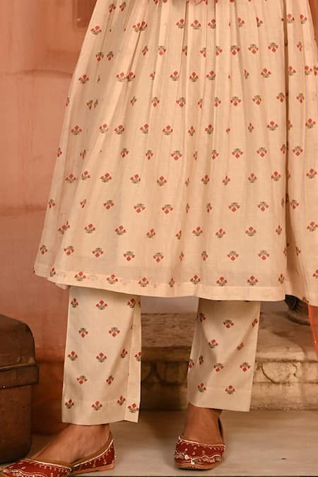 Baise Gaba Beige Chanderi Embroidery V-neck Floral Print Kurta Set Online at Aza Fashions Baise Gaba_Beige Chanderi Embroidery V-neck Floral Print Kurta Set _Online_at_Aza_Fashions