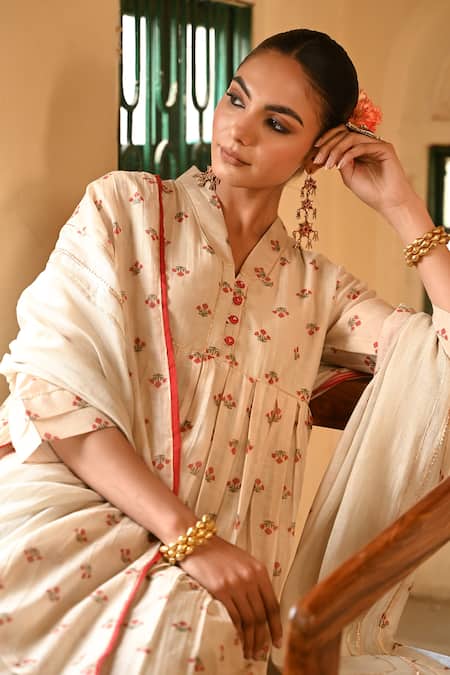 Baise Gaba Beige Chanderi Embroidery V-neck Floral Print Kurta Set at Aza Fashions Baise Gaba_Beige Chanderi Embroidery V-neck Floral Print Kurta Set _at_Aza_Fashions