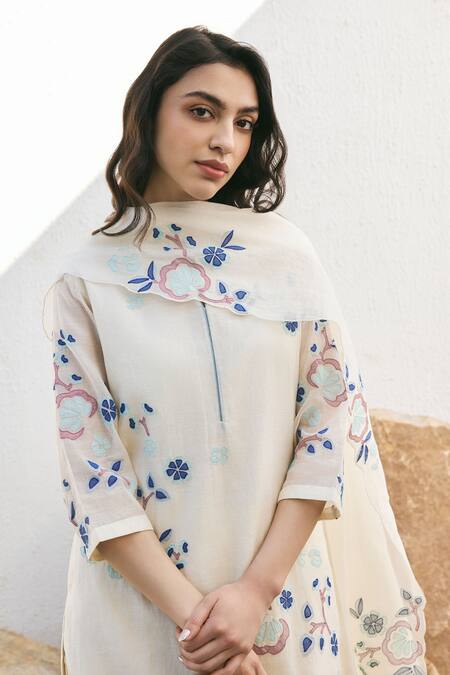 Vaayu_Ivory Muslin Applique Round Neck Pearl Kurta Set _Online_at_Aza_Fashions