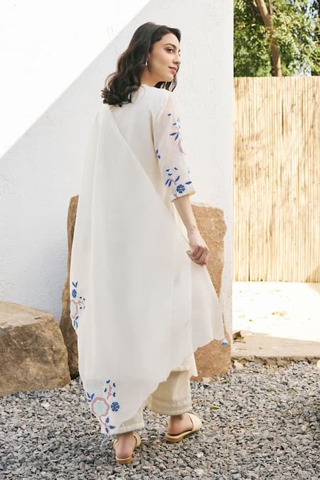 Shop_Vaayu_Ivory Muslin Applique Round Neck Pearl Kurta Set _at_Aza_Fashions