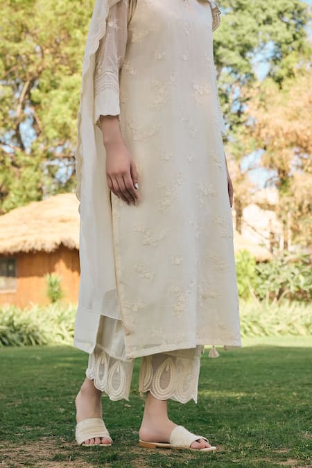 Buy_Vaayu_White Muslin, Cotton Embroidery V-neck Ecru Kurta Set _Online_at_Aza_Fashions
