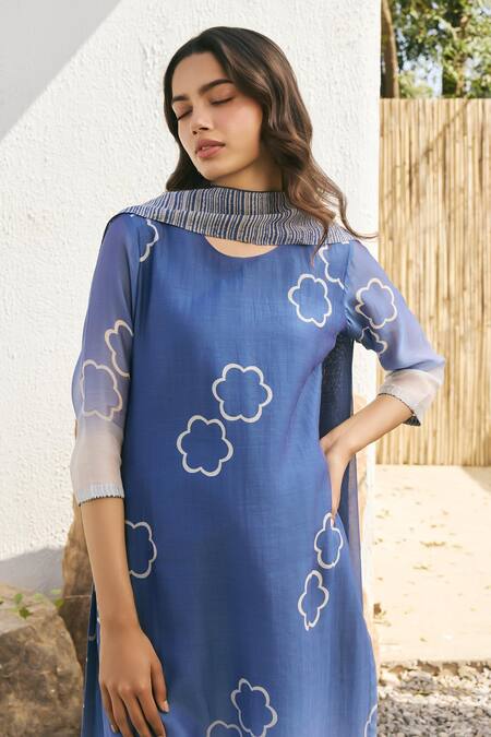 Vaayu_Blue Muslin, Cotton Round Neck Ocean Printed Kurta Set _Online_at_Aza_Fashions