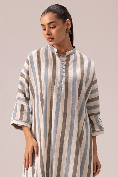 Label Shreya Sharma White Cotton Mandarin Collar Striped Handwoven Kurta Set at Aza Fashions Label Shreya Sharma_White Cotton Mandarin Collar Striped Handwoven Kurta Set _at_Aza_Fashions