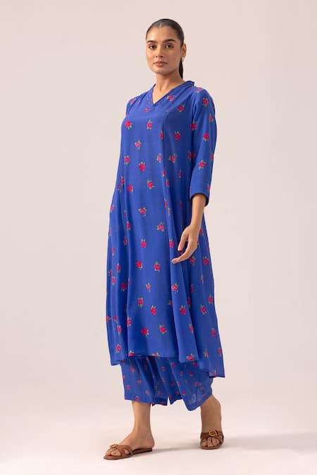 Label Shreya Sharma_Blue Crepe Embroidery V-neck Pintuck Detail Kurta Set _Online_at_Aza_Fashions