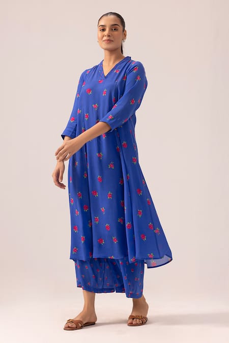 Buy_Label Shreya Sharma_Blue Crepe Embroidery V-neck Pintuck Detail Kurta Set _Online_at_Aza_Fashions