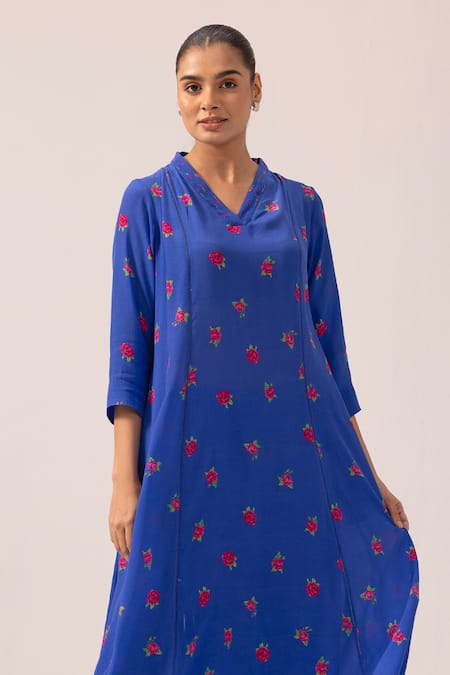 Label Shreya Sharma_Blue Crepe Embroidery V-neck Pintuck Detail Kurta Set _at_Aza_Fashions