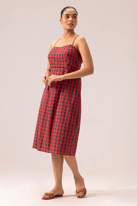 Label Shreya Sharma_Red Cotton Sweetheart Neck Backless Handwoven Midi Dress _Online_at_Aza_Fashions