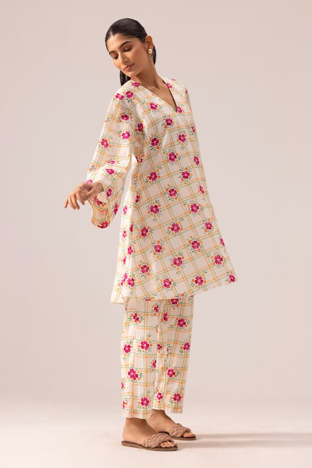 Buy_Label Shreya Sharma_Off White Cotton V-neck Floral Printed Kurta Set _Online_at_Aza_Fashions