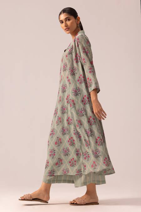 Shop Label Shreya Sharma Sapphire Crepe V-neck Floral Print Kurta Set Online at Aza Fashions Shop_Label Shreya Sharma_Sapphire Crepe V-neck Floral Print Kurta Set _Online_at_Aza_Fashions