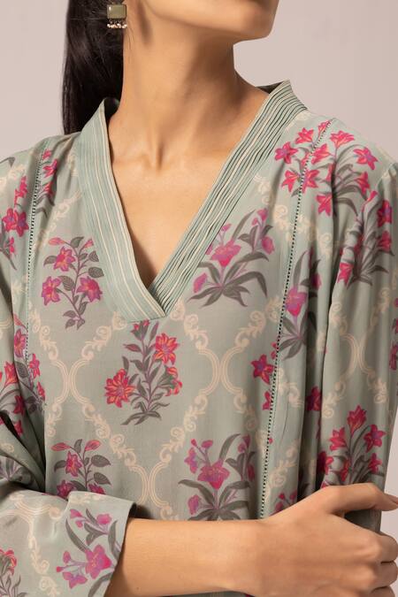 Label Shreya Sharma Sapphire Crepe V-neck Floral Print Kurta Set at Aza Fashions Label Shreya Sharma_Sapphire Crepe V-neck Floral Print Kurta Set _at_Aza_Fashions