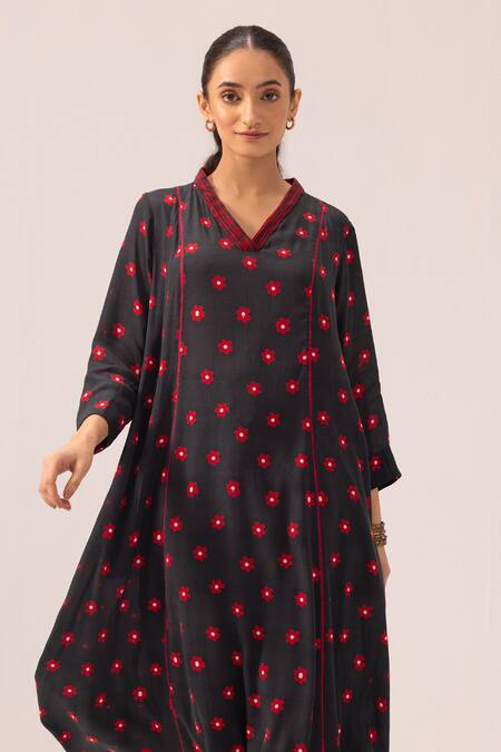 Label Shreya Sharma Black Crepe V-neck Floral Print Kurta Set Online at Aza Fashions Label Shreya Sharma_Black Crepe V-neck Floral Print Kurta Set _Online_at_Aza_Fashions