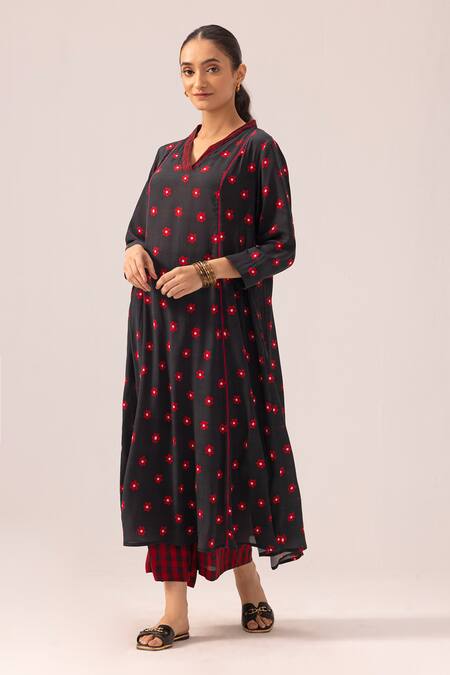 Buy Label Shreya Sharma Black Crepe V-neck Floral Print Kurta Set Online at Aza Fashions Buy_Label Shreya Sharma_Black Crepe V-neck Floral Print Kurta Set _Online_at_Aza_Fashions