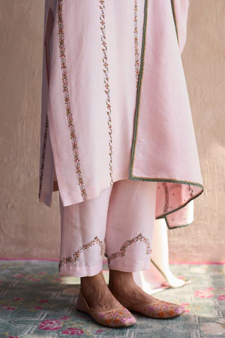 Sarang Kaur Pink Cotton Embroidery, Beads V-neck Nidhi Kurta Set Online at Aza Fashions Sarang Kaur_Pink Cotton Embroidery, Beads V-neck Nidhi Kurta Set _Online_at_Aza_Fashions