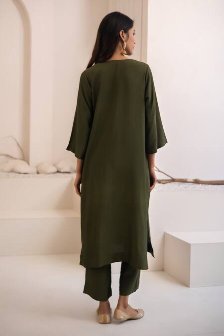 Shop_Avaha_Green Cotton V-neck Designer Maan Kurta Set _at_Aza_Fashions