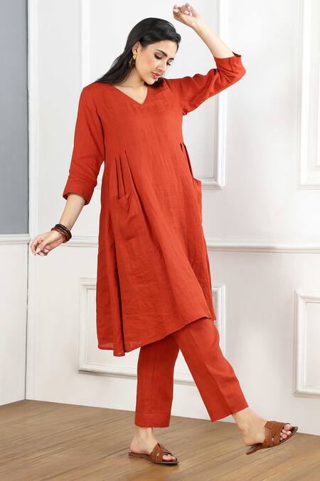 Gothilo_Orange Linen V-neck Burnt Pleated Kurta Set _at_Aza_Fashions