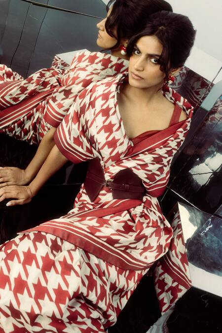 Buy Ekaya Banaras Red Silk Round Neck And Vanilla Houndstooth Saree Online at Aza Fashions Buy_Ekaya Banaras_Red Silk Round Neck And Vanilla Houndstooth Saree _Online_at_Aza_Fashions