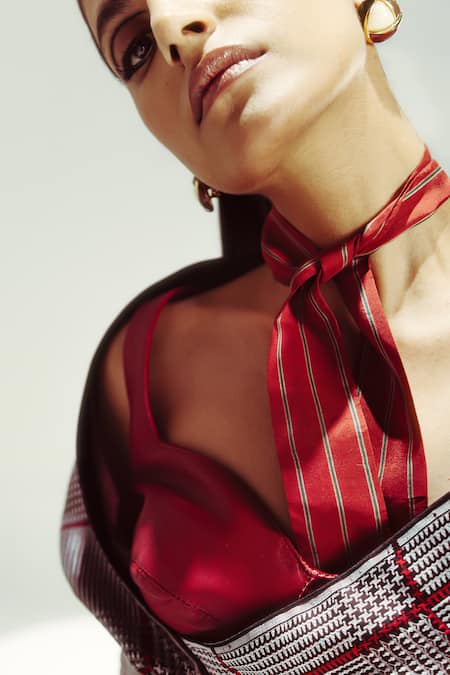 Buy Ekaya Banaras Black Silk Round Neck Red Big Check Handwoven Saree Online at Aza Fashions Buy_Ekaya Banaras_Black Silk Round Neck Red Big Check Handwoven Saree _Online_at_Aza_Fashions