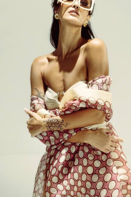 Buy Ekaya Banaras Pink Organza Off-shoulder Digital Print Polka Dot Saree Online at Aza Fashions Buy_Ekaya Banaras_Pink Organza Off-shoulder Digital Print Polka Dot Saree _Online_at_Aza_Fashions