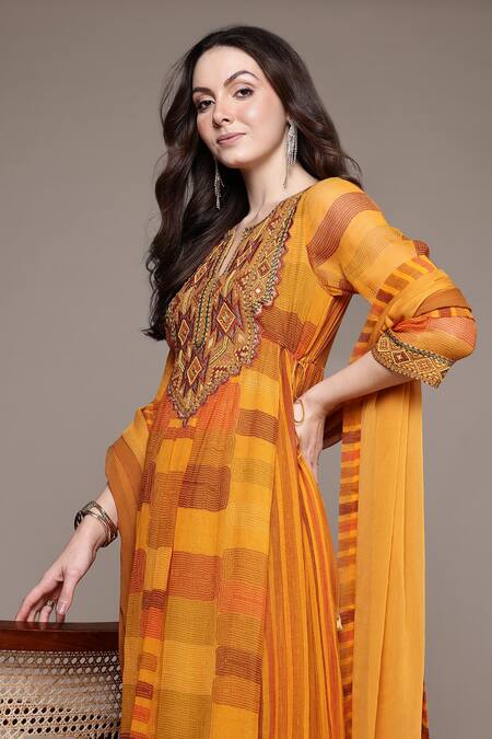 Ritu Kumar Orange Cotton Embroidery Split V-neck Bauhaus Print Kurta Set at Aza Fashions Ritu Kumar_Orange Cotton Embroidery Split V-neck Bauhaus Print Kurta Set _at_Aza_Fashions